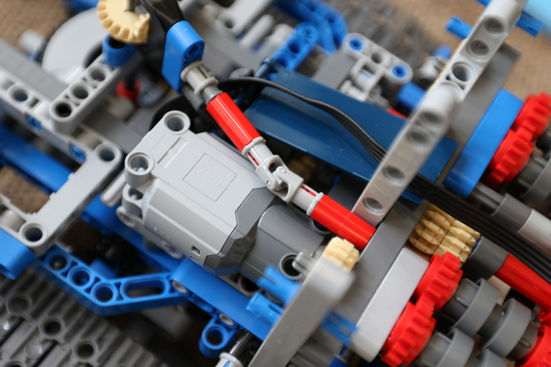 Illustration for article titled Lego Technic Crawler Crane: The Oppo Review